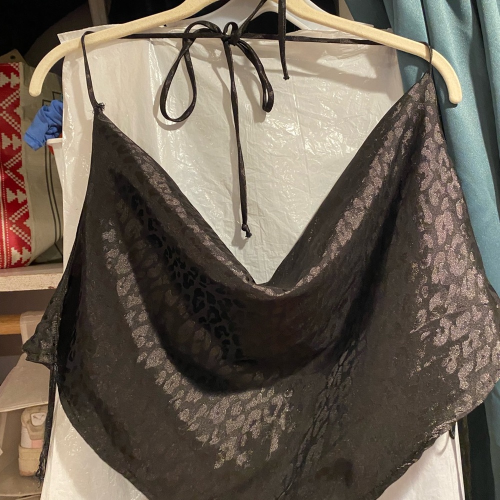 fashion nova cropped v lined shirt, worn but kept in great condition!